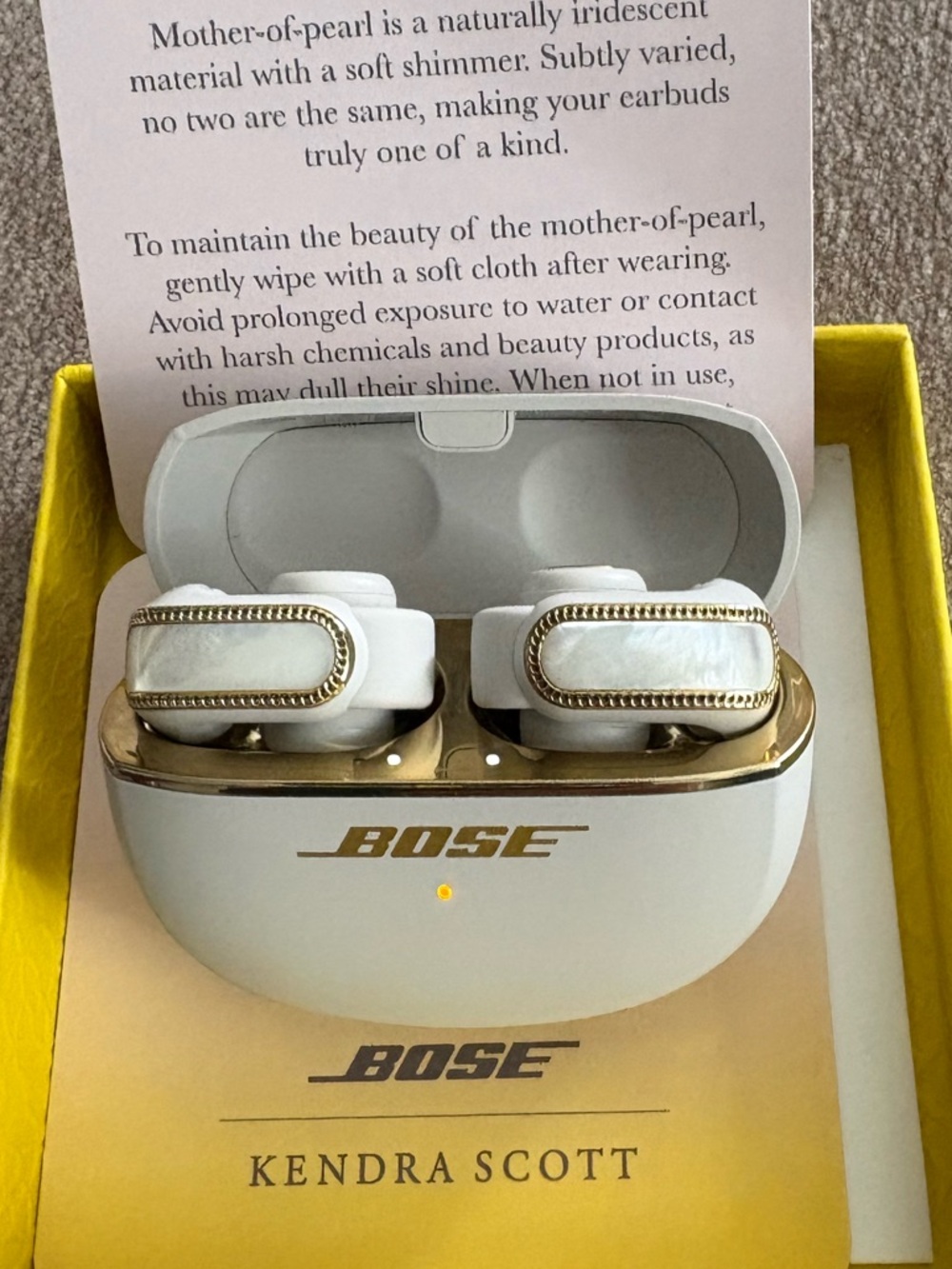 Bose x Kendra Scott Ultra 
Open-Ear Earbuds. Mother of Pearl.